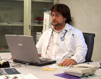 Doctor trabajando con un ordenador portatil 