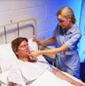 paciente en la cama de un hospital con enfermera