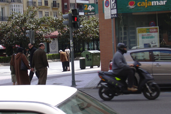 semáforo y paso de peatones
