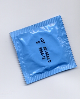 Preservativo en su funda azul